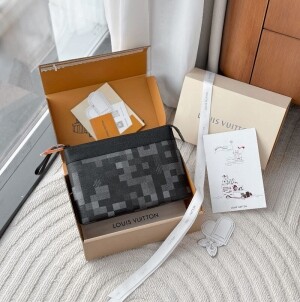 25SS 루이비통 포쉐트 보야주 수플 클러치 백M14926
